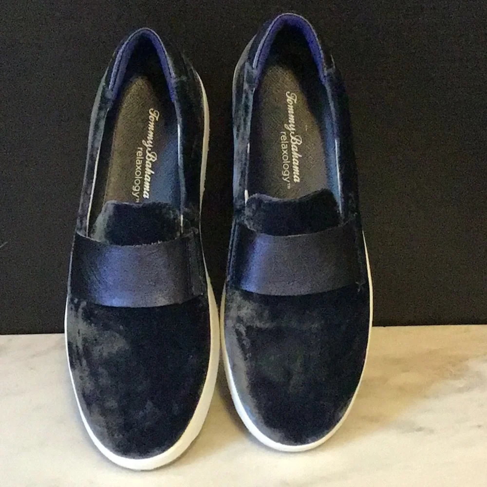 NWOT Tommy Bahama Cove Floral Relaxology Blue Slip-Ons